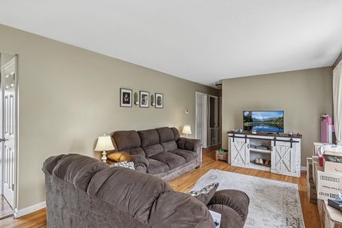 919 7th Ave E, Shakopee, MN, 55379-2602 | Card Image