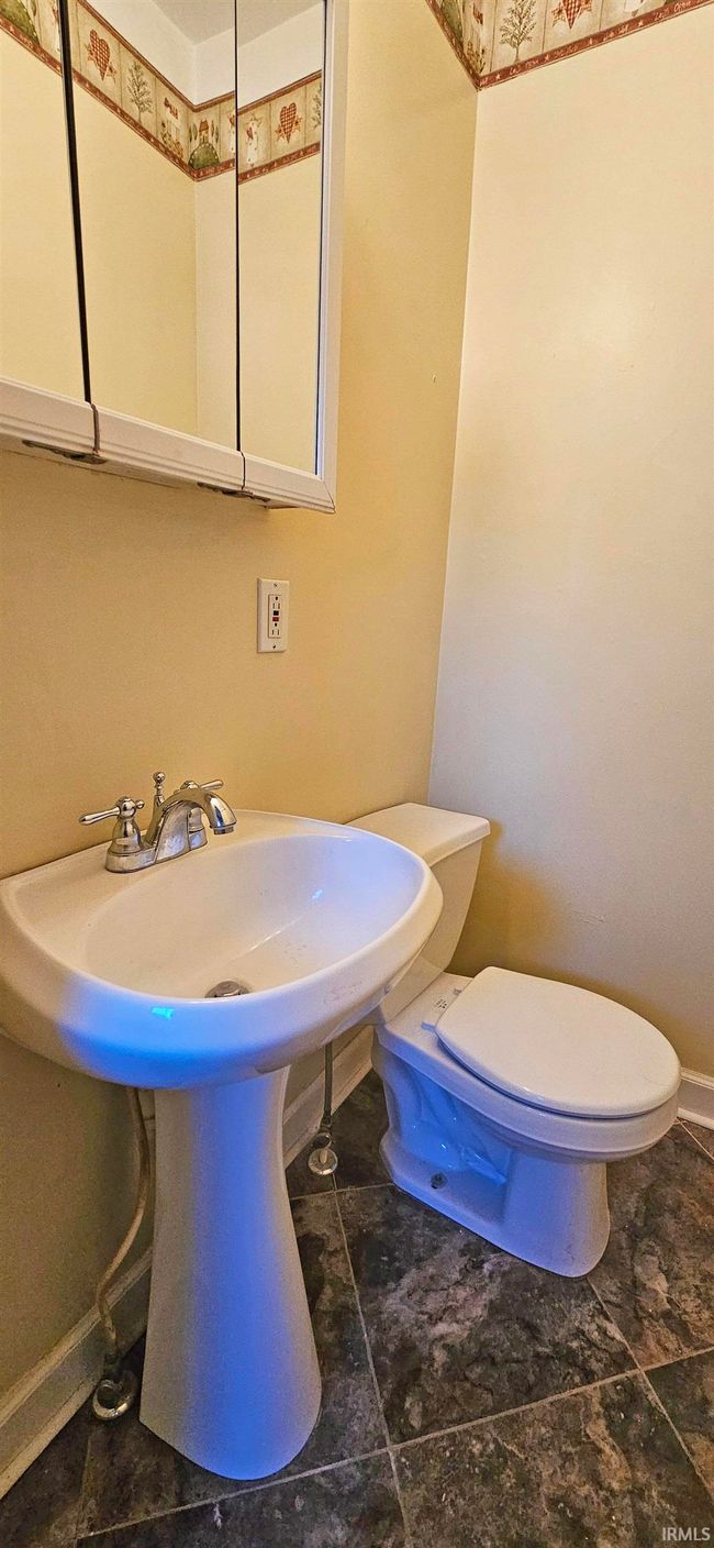 131 N Cherry St, House other with 3 bedrooms, 2 bathrooms and null parking in Mount Carmel IL | Image 25