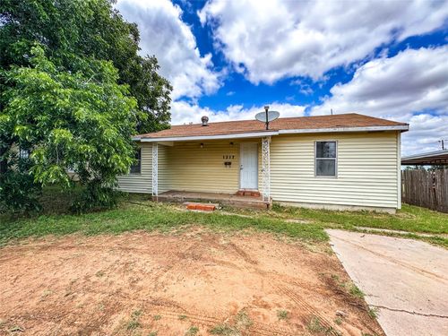 1217 Wesleyan St, Stamford, TX, 79553-4917 | Card Image