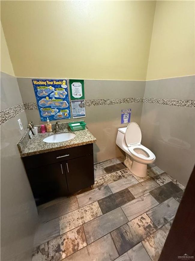 425 W Expressway 83, Home with 0 bedrooms, 0 bathrooms and 24 parking in Sullivan City TX | Image 8