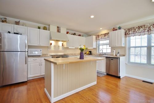 5 Old Field Cir, Pawling, NY, 12564-2172 | Card Image