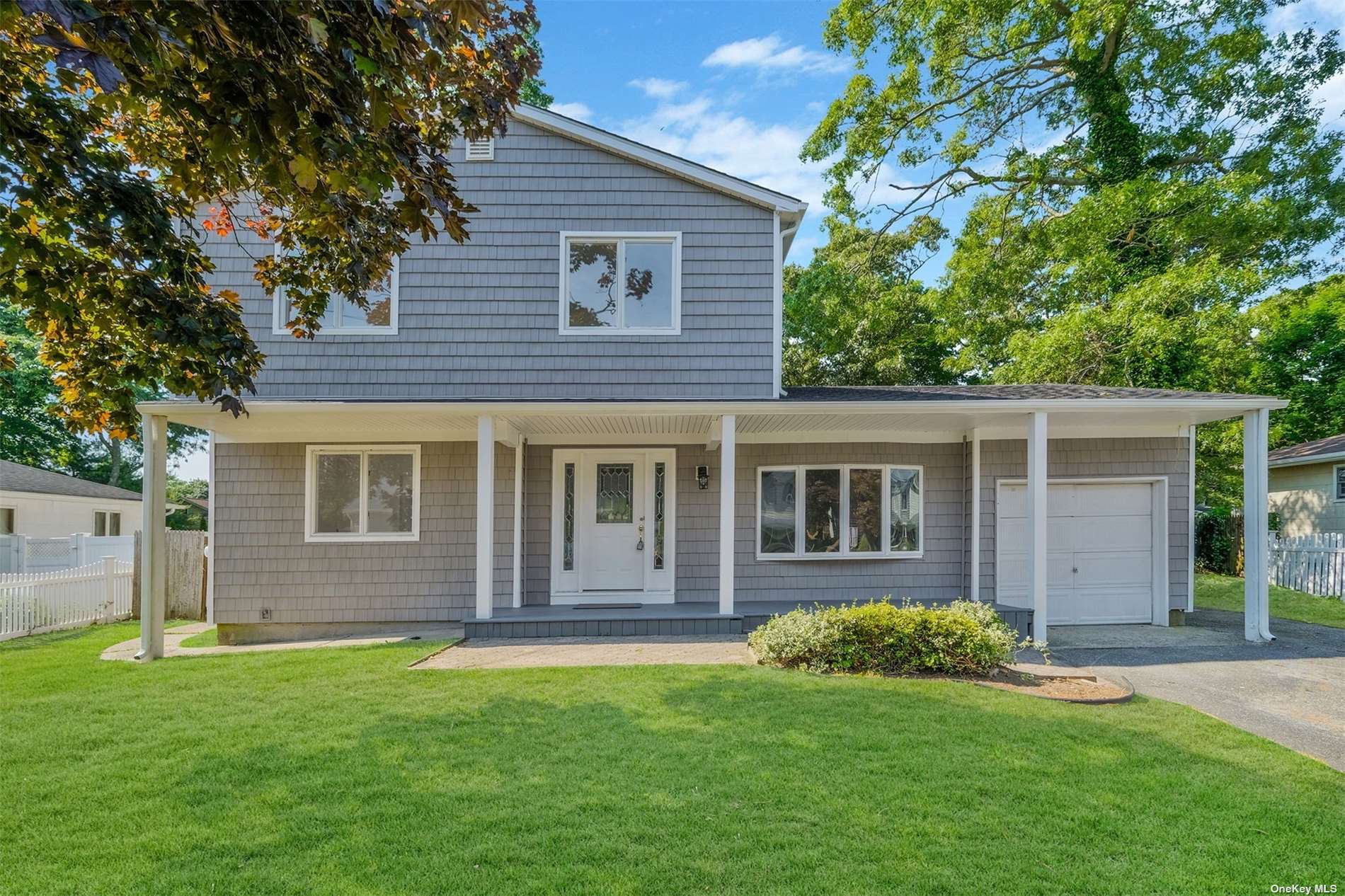Lewis St, Holbrook, NY 11741