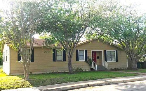 911 S Brazos St, Lockhart, TX, 78644-3413 | Card Image