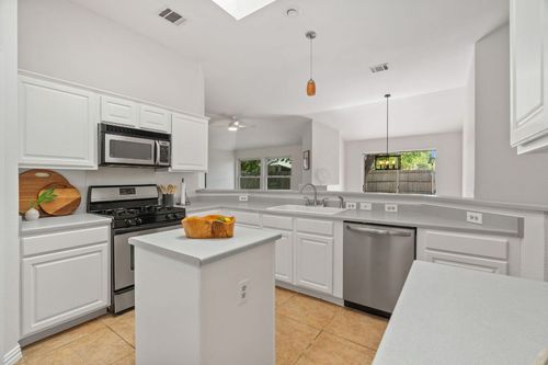 8207 Nairn Dr, Austin, TX, 78749-3752 | Card Image