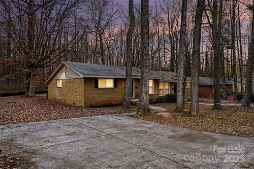 5001 Lakecrest Dr, Charlotte, NC, 28215-1534 | Card Image