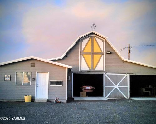 31 Gilbert Rd, Zillah, WA, 98953-9765 | Card Image
