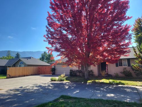 1841 Cloverlawn Dr, Grants Pass, OR, 97527-5011 | Card Image