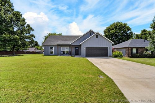 100 N Eufaula Ave, Coweta, OK, 74429-2432 | Card Image
