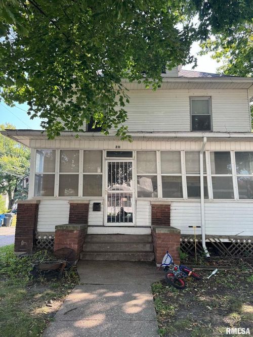 211 Cedar St, Davenport, IA, 52802-1614 | Card Image