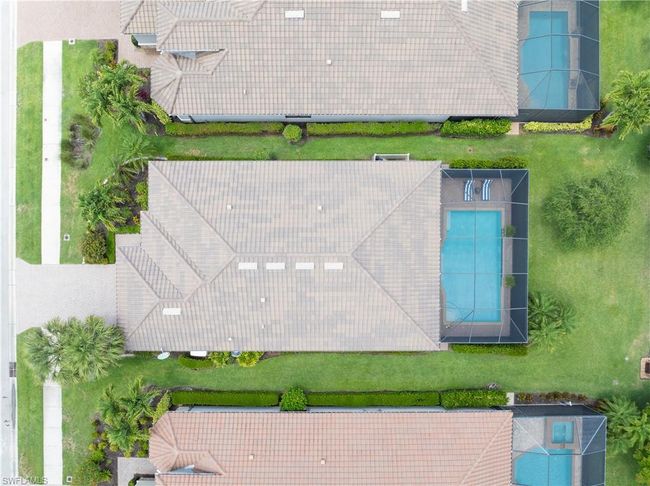 Aerial view of a pool | Image 34