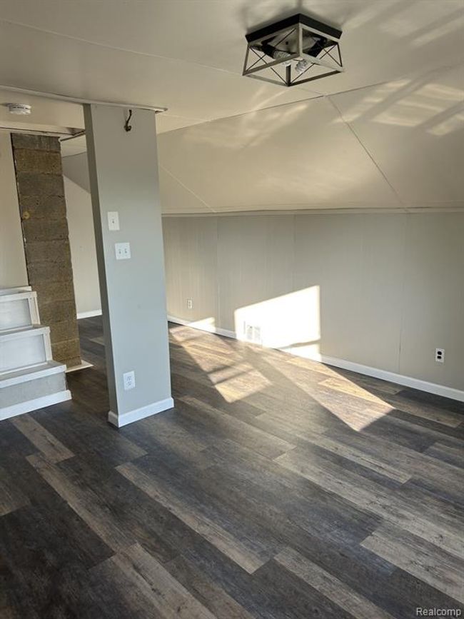 285 W Maple Road, For Sale in Clawson Zoocasa