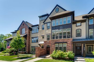 676 Parkside Court, Townhouse with 3 bedrooms, 2 bathrooms and 2 parking in Libertyville IL | Image 2