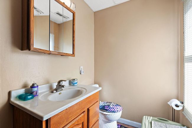 Upstairs bathroom | Image 23