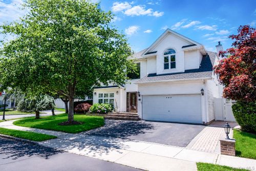 101 Raspberry Court, Huntington, NY, 11747 | Card Image