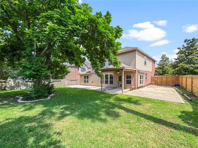 Large backyard perfect for entertaining | Image 28