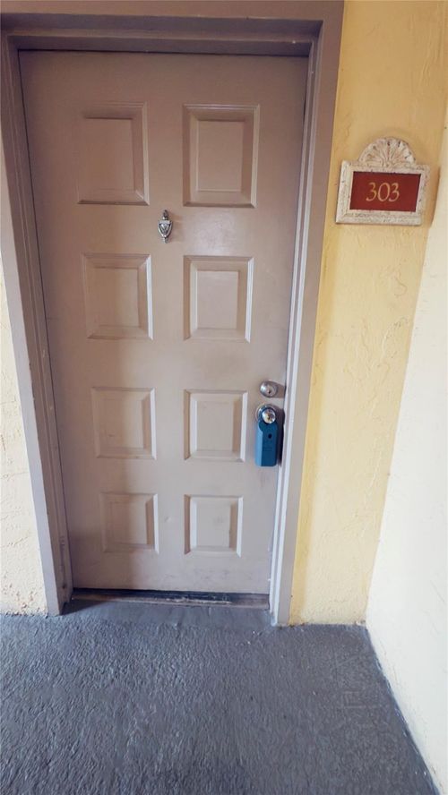 apt-303-8235 Lake Dr, Doral, FL, 33166-7799 | Card Image