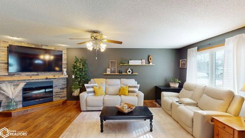 1011 S Kentucky Ave, Mason City, IA, 50401-6122 | Card Image