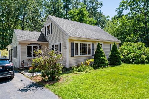 19 Middle Rd, Amesbury, MA, 01913-3903 | Card Image