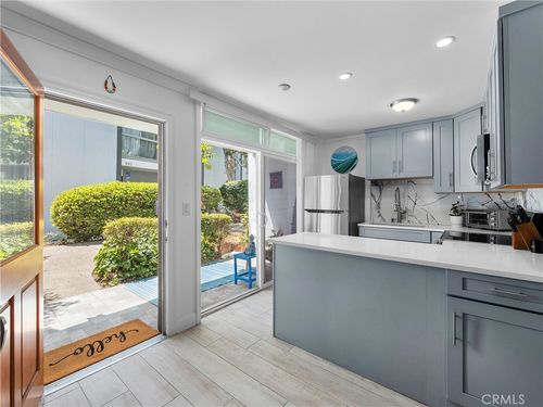 694 The Vlg, Redondo Beach, CA, 90277-2701 | Card Image