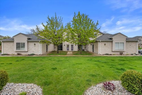 425 W Aspen Dr, Oak Creek, WI, 53154-4474 | Card Image