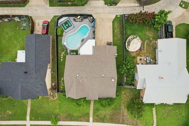 Aerial view of a pool | Image 35