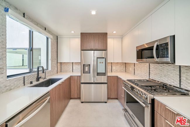 APT-204 - 137 S Maple Dr, Condo with 2 bedrooms, 2 bathrooms and 2 parking in Beverly Hills CA | Image 8