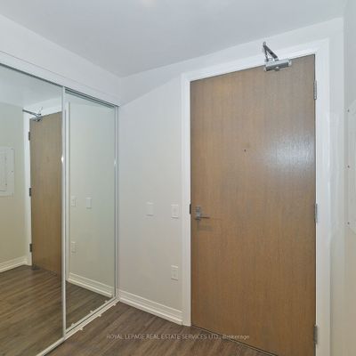 1915 - 251 Jarvis St, Condo with 2 bedrooms, 1 bathrooms and null parking in Toronto ON | Image 2