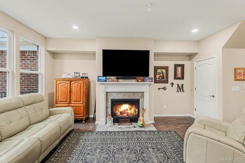 47-676 Peppermint Dr, Rochester Hills, MI, 48307-4947 | Card Image