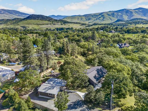 10 Velna Way, Ashland, OR, 97520-9727 | Card Image