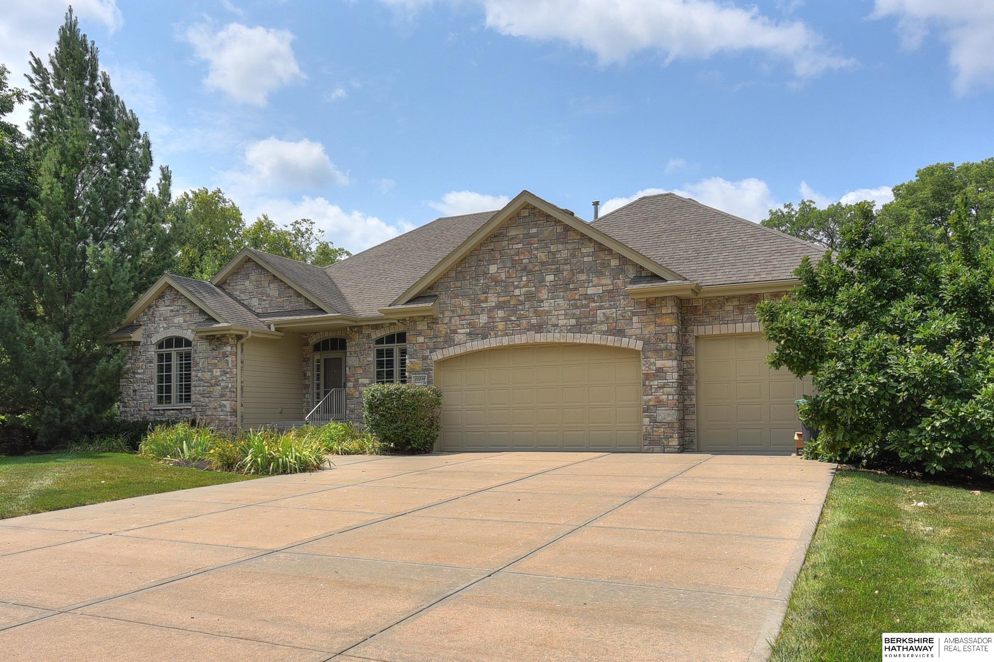 Brookcrest Dr, Elkhorn, NE 68022