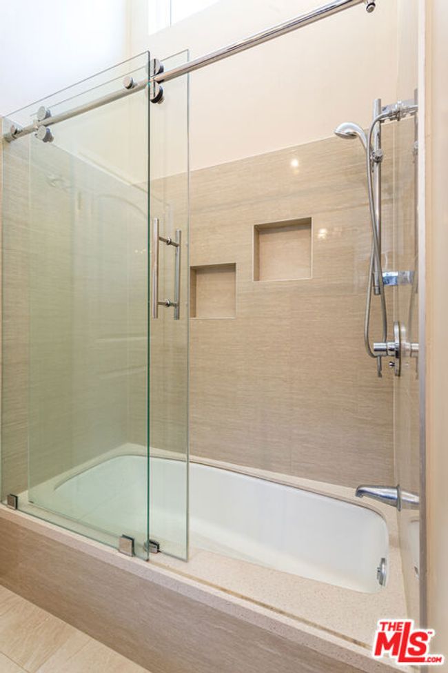 11 - 910 19 Th St, Condo with 3 bedrooms, 3 bathrooms and 2 parking in Santa Monica CA | Image 23