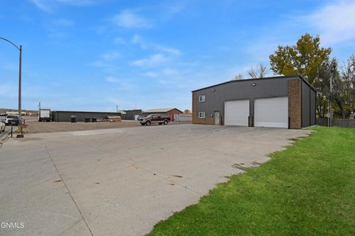 718 9th St E, Williston, ND, 58801-5674 | Card Image