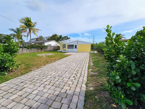 2040 Ne 174th St, North Miami Beach, FL, 33162-2228 | Card Image