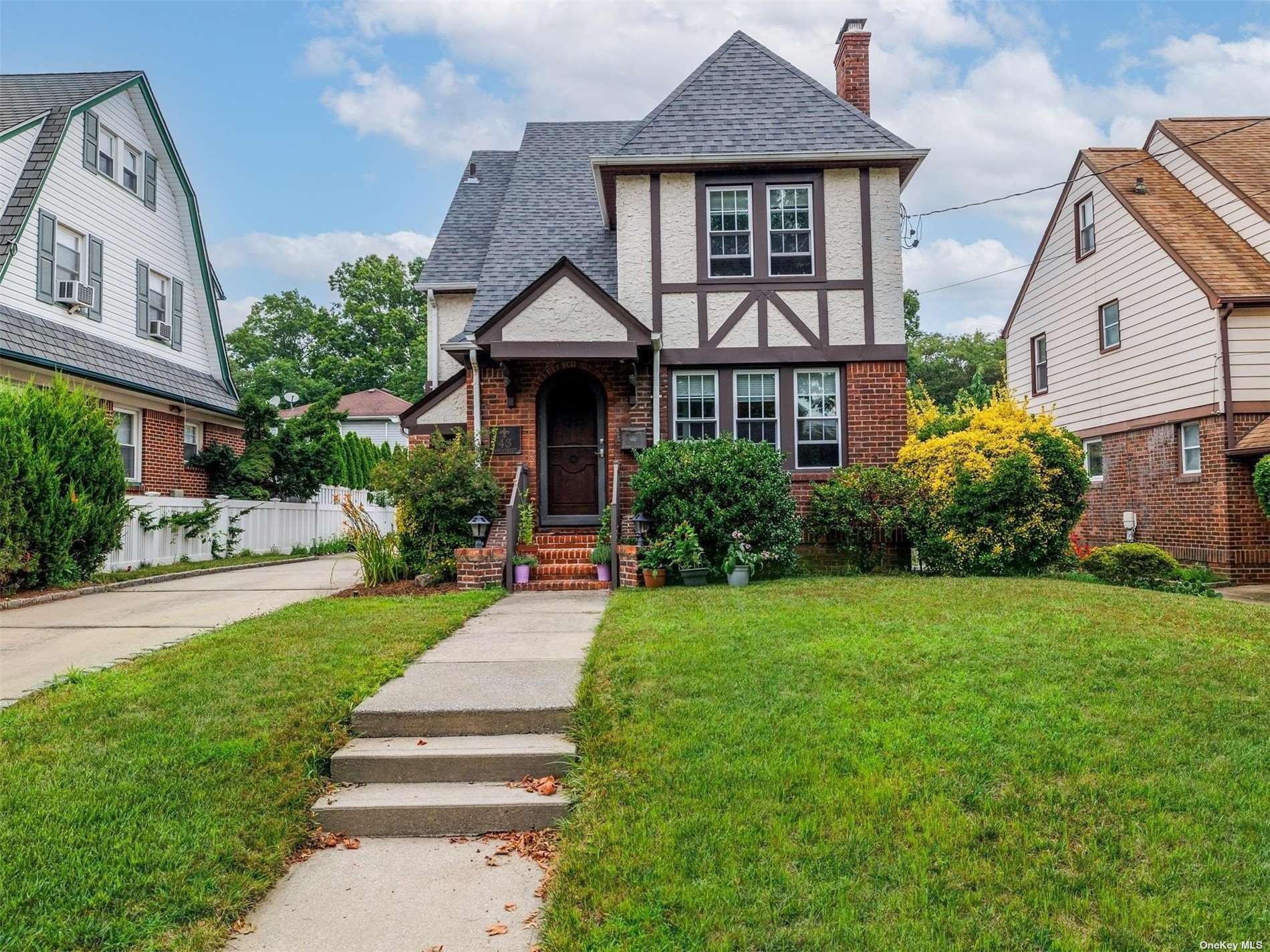 Ash St, Floral Park, NY 11001