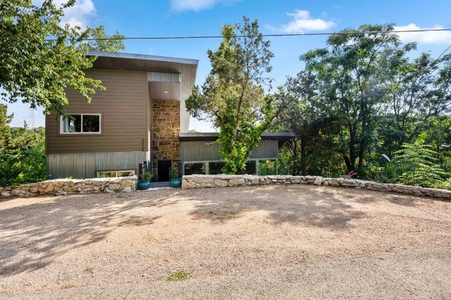 Driveway is easy to pull into and out of. | Image 12