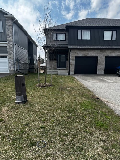111 Stephenson Way, Palmerston, ON, N0G2P0 | Card Image