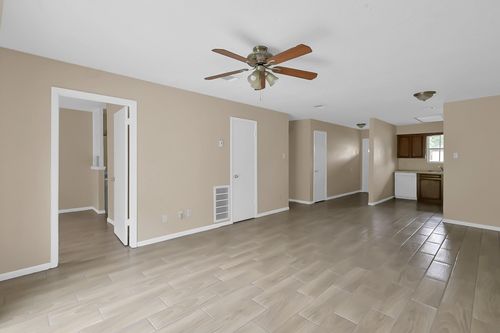 1606 Hazelwood St, Conroe, TX, 77301-4060 | Card Image