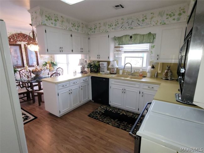 Spacious kitchen | Image 12