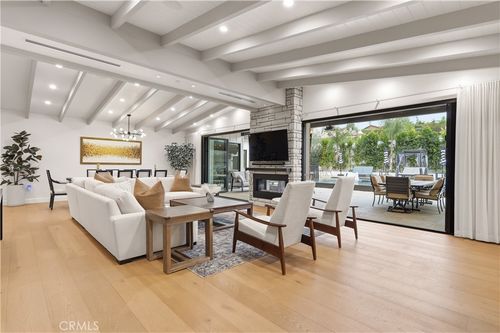 22300 Philiprimm St, Woodland Hills, CA, 91367-6237 | Card Image