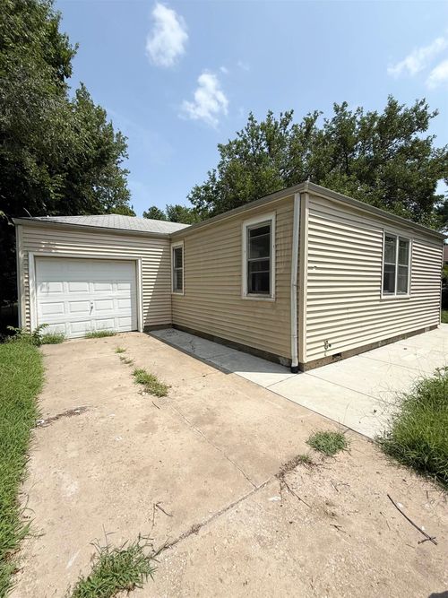 618 S Chase St, Wichita, KS, 67213-2302 | Card Image