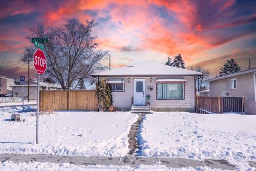 2002 40 Street Se, Home with 4 bedrooms, 2 bathrooms and 2 parking in Calgary AB | Card Image