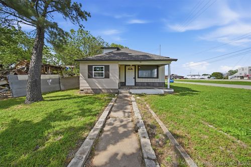 302 W Maple St, Cushing, OK, 74023-2516 | Card Image