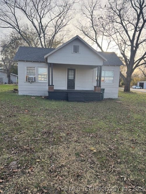 402 E 12th St, Tishomingo, OK, 73460-2210 | Card Image