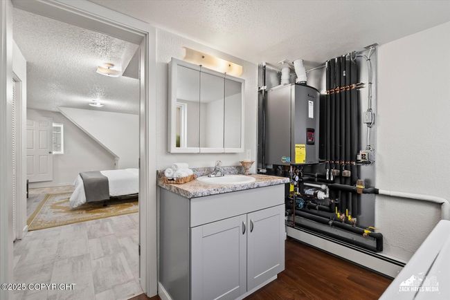 Downstairs bath | Image 16