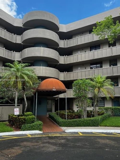 318-1101 Colony Point Cir, Pembroke Pines, FL, 33026-2902 | Card Image