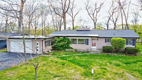 6025 Princess Ln, Clarkston, MI, 48346-2322 | Card Image