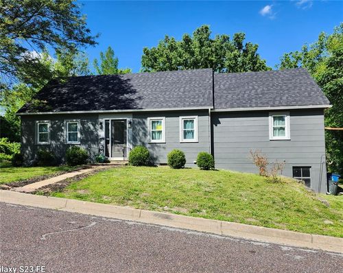303 Locust St, New Haven, MO, 63068-1007 | Card Image