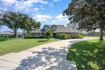 LARGE Circular Driveway.. | Image 2