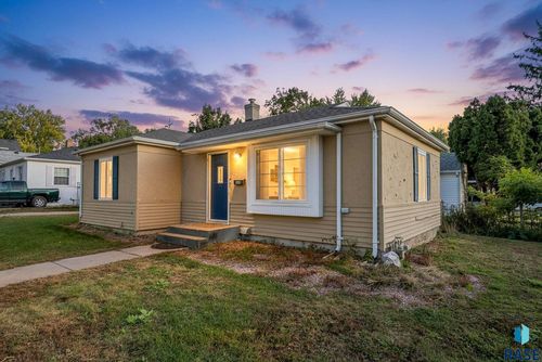 817 W 27th St Street, Sioux Falls, SD, 57105-2824 | Card Image