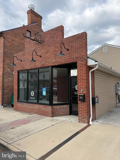 232 W King St, STRASBURG, VA, 22657-1933 | Card Image